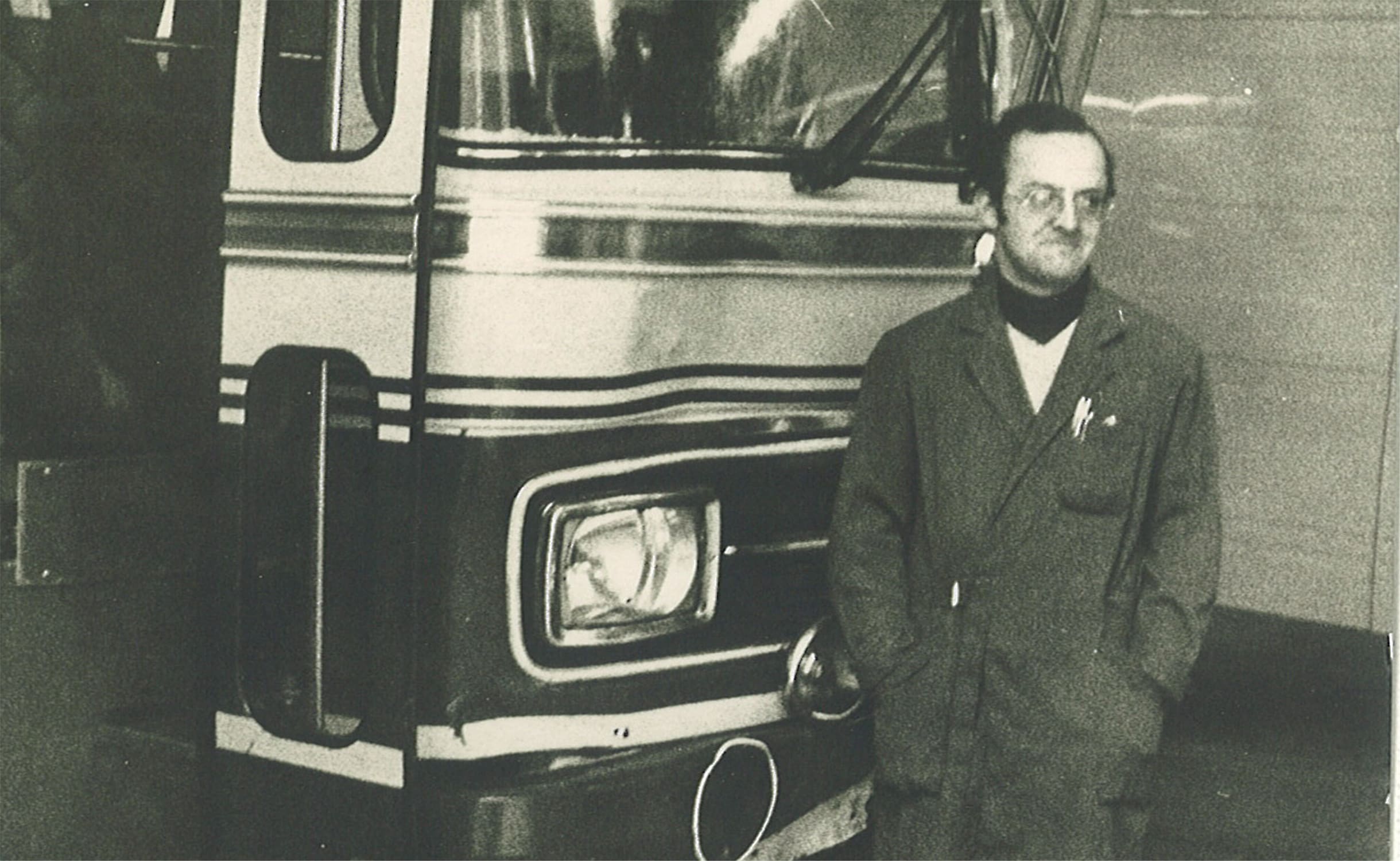 Serge Bodoira en 1967 devant un bus dans les locaux de SAFRA