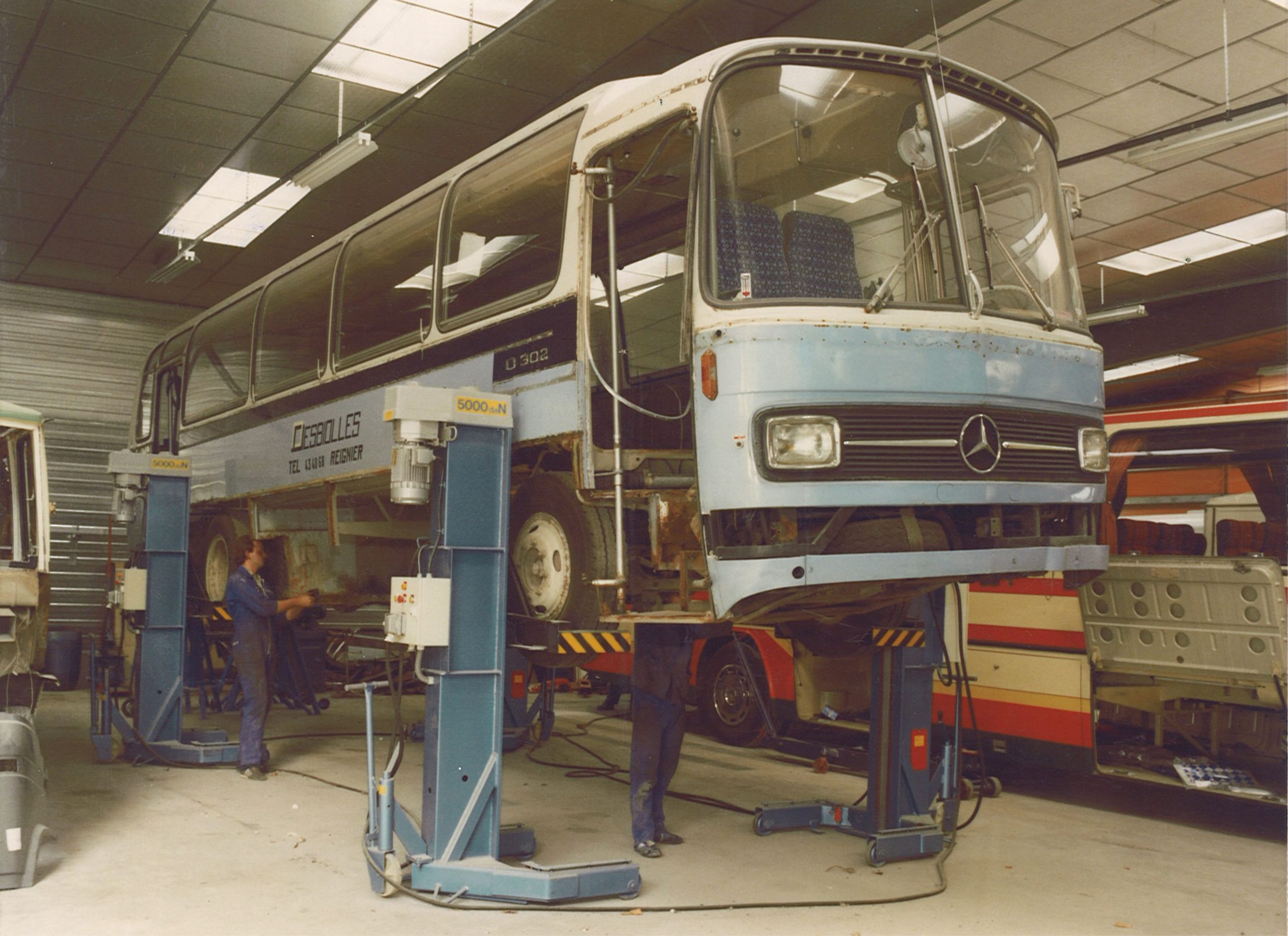 Bus de 1978 en rénovation dans les locaux de SAFRA