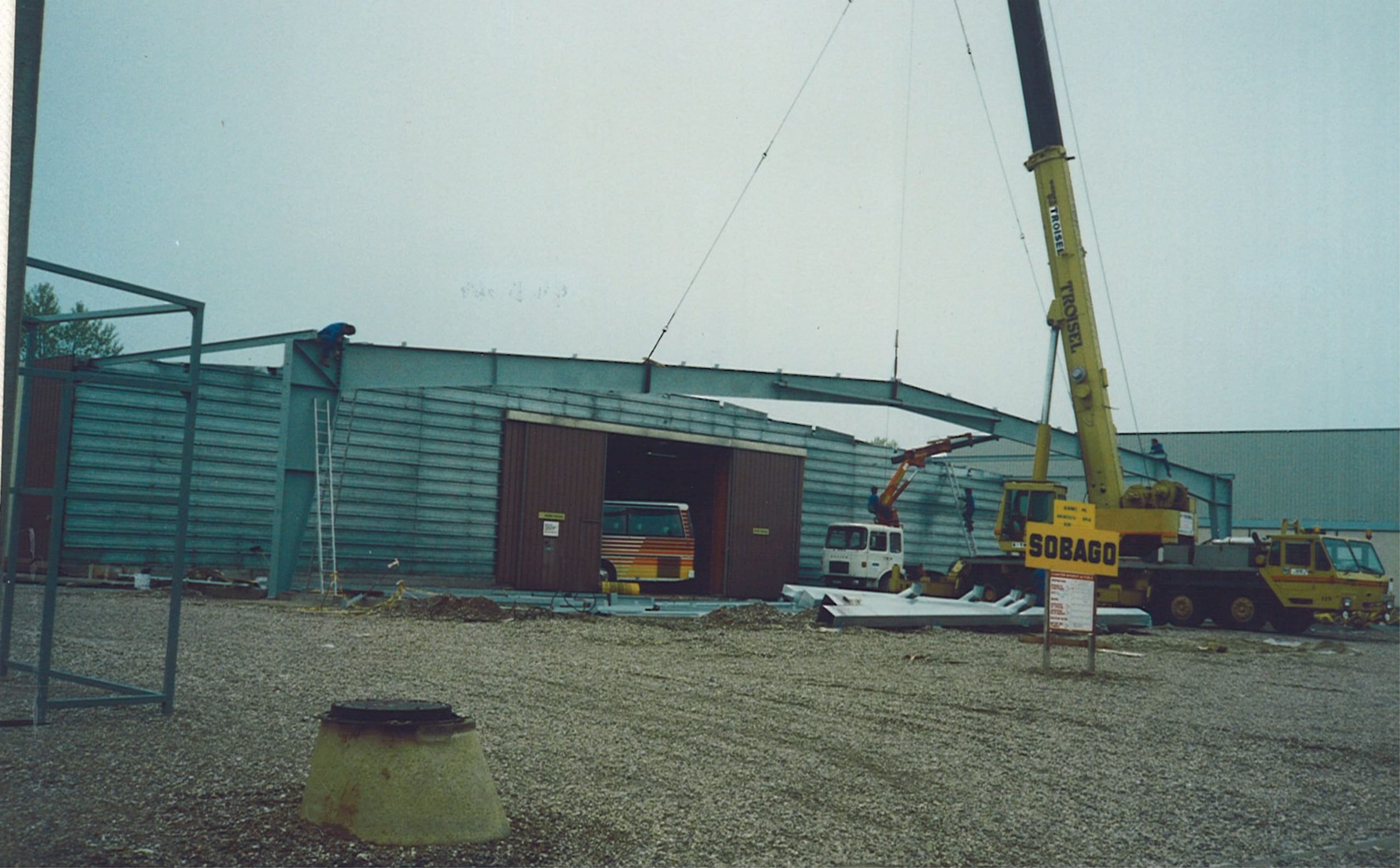 Bâtiments de la carroserie SAFRA en construction en 1990