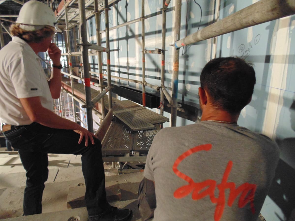 Deux employés SAFRA Agencement sur un chantier de rénovation