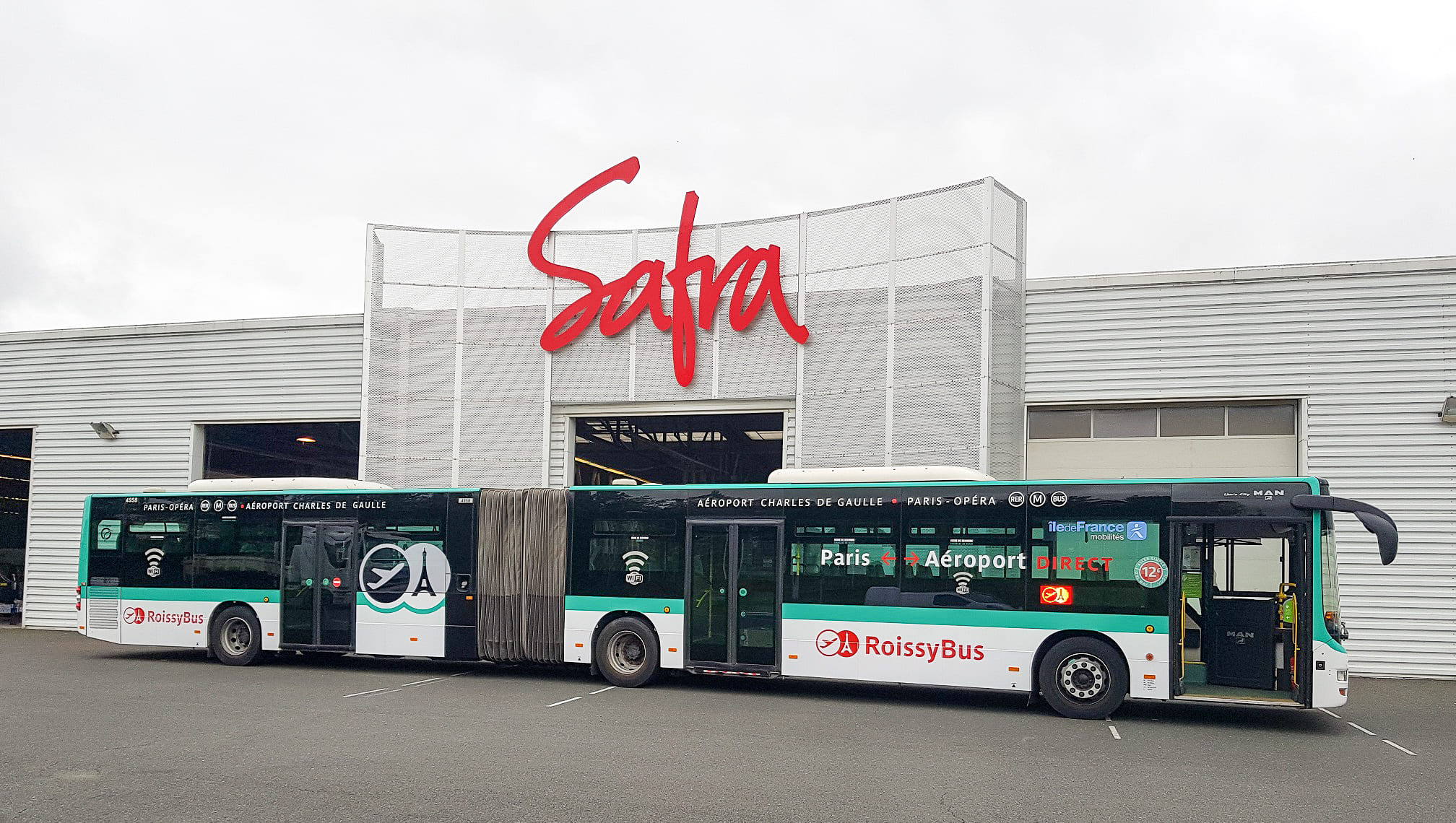 Bus Roissybus de la RATP devant les locaux de SAFRA Rénovation